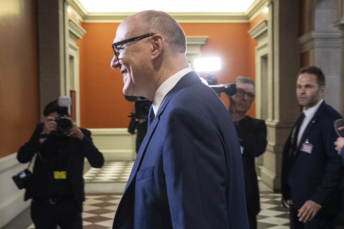 Martin Pfister, Zuger Regierungsrat der Mitte und Bundesratskandidat, rechts, spricht mit SRF Moderatorin Mjriam Spreiter vor der Ersatzwahl in den Bundesrat durch die Vereinigte Bundesversammlung, am ...