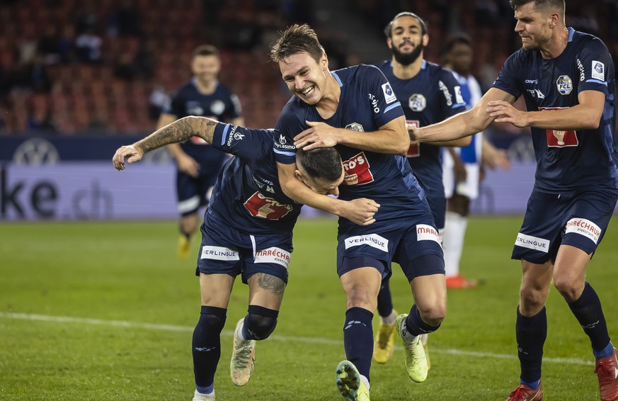 FC Luzerns Dejan Sorgic, links, jubelt mit Marco Burch, Mitte, nach seinem Tor zum 3:1 im Fussball Meisterschaftsspiel der Super League zwischen dem Grasshopper Club Zuerich und dem FC Luzern im Letzi ...