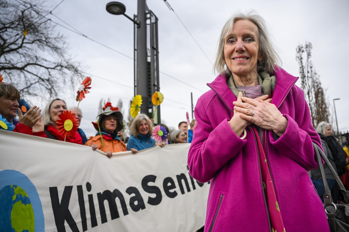 Rosmarie Wydler-Waelti, co-presidente des Ainees pour la protection du climat (KlimaSeniorinnen) reagit a la fin d'une audience publique devant la Grande Chambre de la Cour europeenne des droits  ...