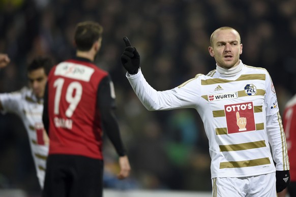 Der Luzerner Marco Schneuwly, rechts, jubelt nach dem Tor zum 1-1 im Fussball Viertelfinal Cupspiel zwischen dem FC Aarau und dem FC Luzern im Stadion Bruegglifeld in Aarau, am Samstag, 12. Dezember 2 ...