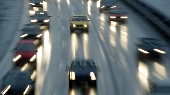 Die Scheinwerfer von auf der Autobahn A7 in Hamburg-Stellingen fahrenden Fahrzeugen spiegeln sich in der feuchten Fahrbahn am Dienstag, 6. Januar 2004. Der erste Eisregen dieses Jahres hat in Hamburg  ...