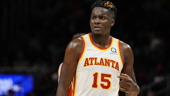 NBA, Basketball Herren, USA Oklahoma City Thunder at Atlanta Hawks, Nov 22, 2021 Atlanta, Georgia, USA Atlanta Hawks center Clint Capela 15 reacts after a play against the Oklahoma City Thunder during ...