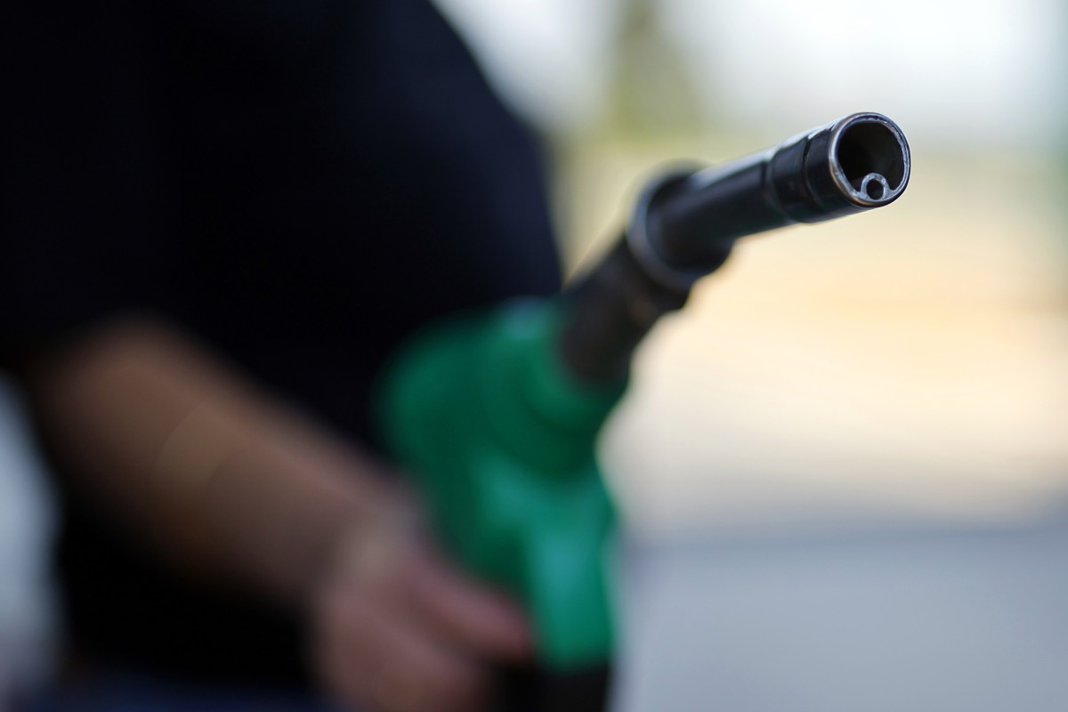 epaselect epa12902612 A woman puts oil in her car at a petrol station in Clermont-l'Herault, France, 20 April 2026. Oil prices have surged past 94.65 USD per barrel of Brent following conflict in ...