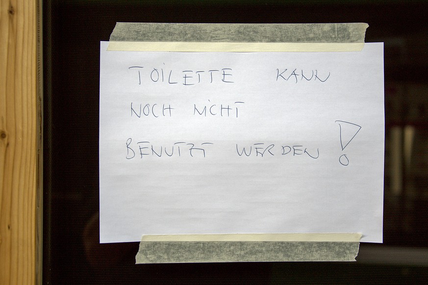 Ein Hinweisschild an der neuen Abfahrtshaltestelle Richtung Birsfelden Hard der Tramlinie 3 macht darauf aufmerksam, dass die Toilette noch nicht benutzt werden kann, an der Grenzanlage Basel-Burgfeld ...