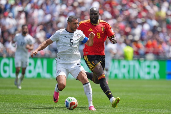 Egypt's Ramy Rabia. Left defends the ball from Belgium's Romelu Lukaku during the World Cup Group G soccer match between Belgium and Egypt in Seattle, Monday, June 15, 2026. (AP Photo/Manu F ...