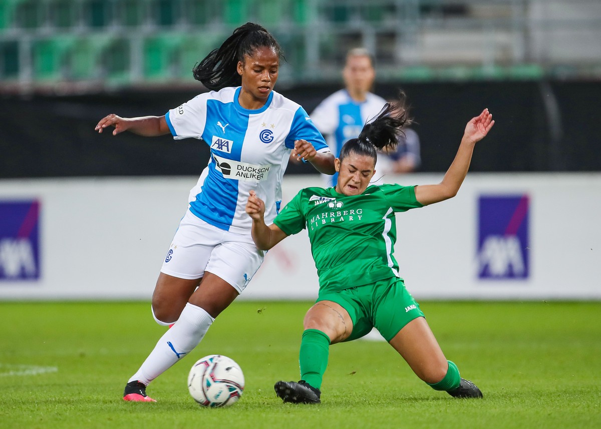 GC Spielerin Aurelie Csillag, links, im Kampf um den Ball gegen die St. Gallerin Jasmin Colombo, rechts, aufgenommen beim Fussball AXA Women�s Super-League Spiel zwischen dem FC St. Gallen-Staad gegen ...