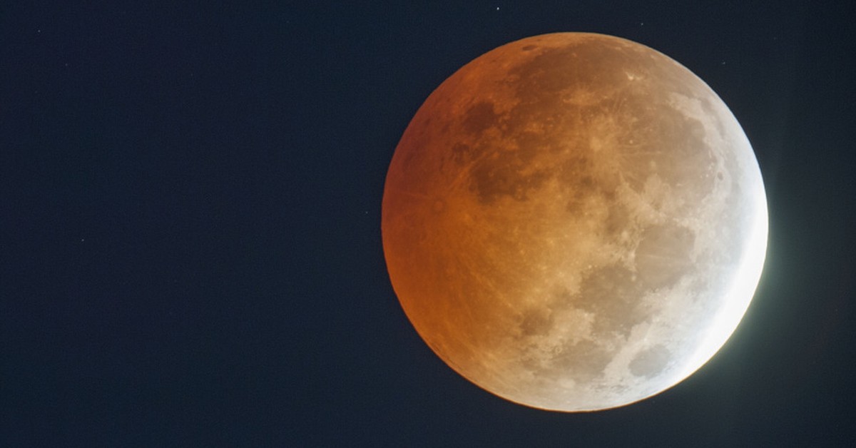 Blutmond: Die Erdatmosphäre streut rötliches Sonnenlicht auf den Trabanten.