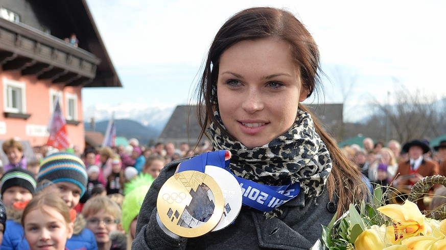 Die frisch gebackene Olympia-Siegerin Anna Fenninger bei einem Empfang auf dem Dorfplatz in ihrer Heimatgemeinde Adnet (Tennengau) am Freitag, 21. Februar 2014. KEYSTONE/APA-FOTO: BARBARA GINDL