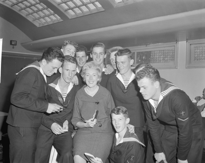 Vera Lynn mit Soldaten in Neuguinea.