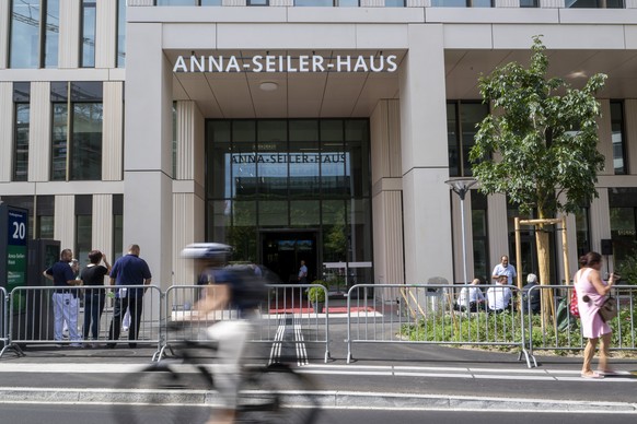 Das Anna-Seiler-Haus, das neue Hauptgebaeude des Inselspitals Bern, waehrend der offiziellen Eroeffnungsfeier, am Donnerstag, 17. August 2023 in Bern. Das neue Hauptgebaeude des Inselspitals Bern hat  ...