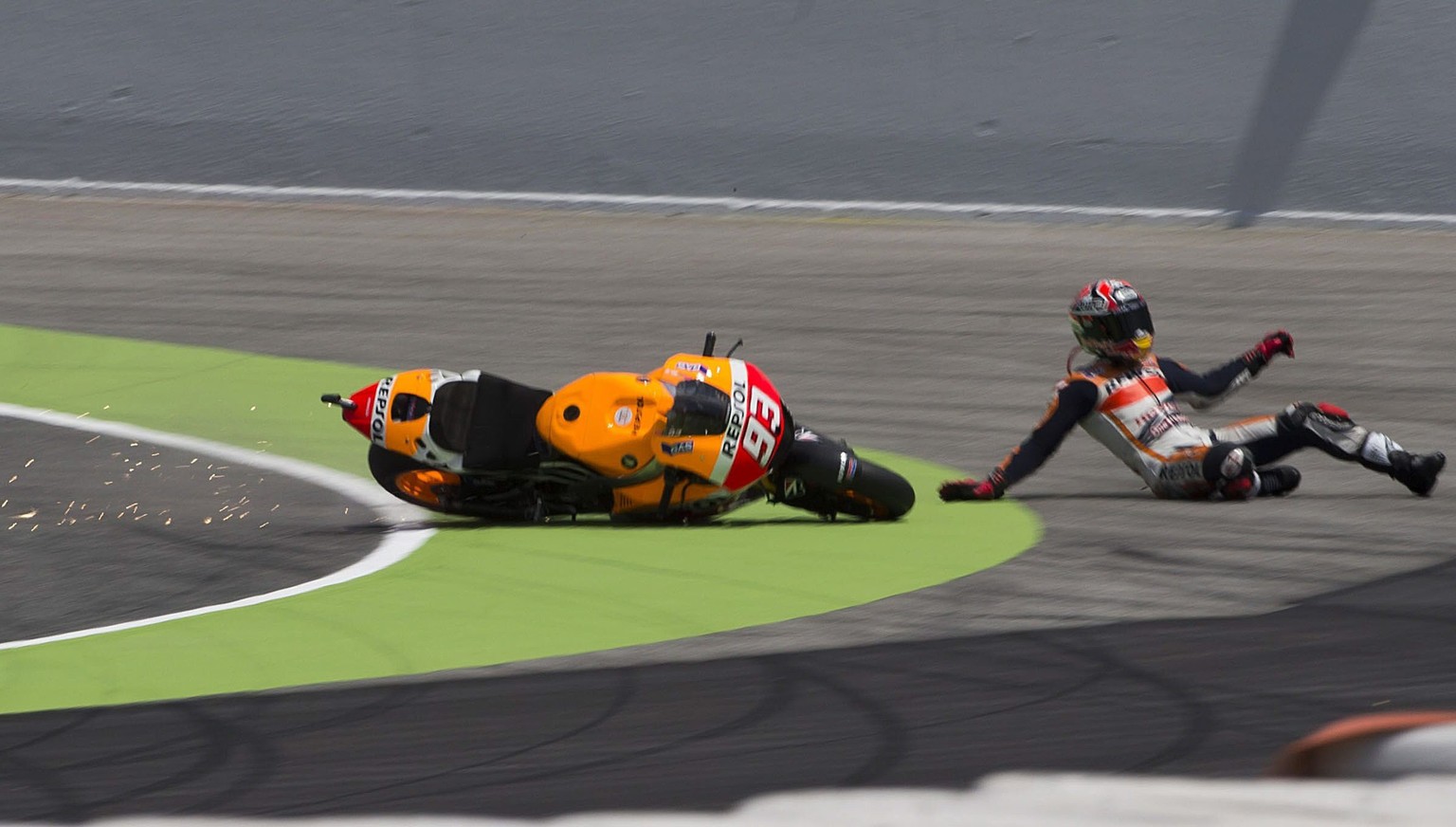 epa04255980 Spanish MotoGP rider of Repsol Honda team, Marc Marquez, crashes during the qualifying session at Montmelo circuit in Barcelona, northeastern Spain, 14 June 2014. The Grand Prix of Catalun ...
