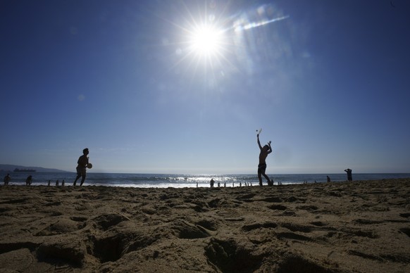 Argentines on vacation play paddle ball on the shore of Renaca beach, in Vina del Mar, Chile, Thursday, Jan. 30, 2025. (AP Photo/Esteban Felix)