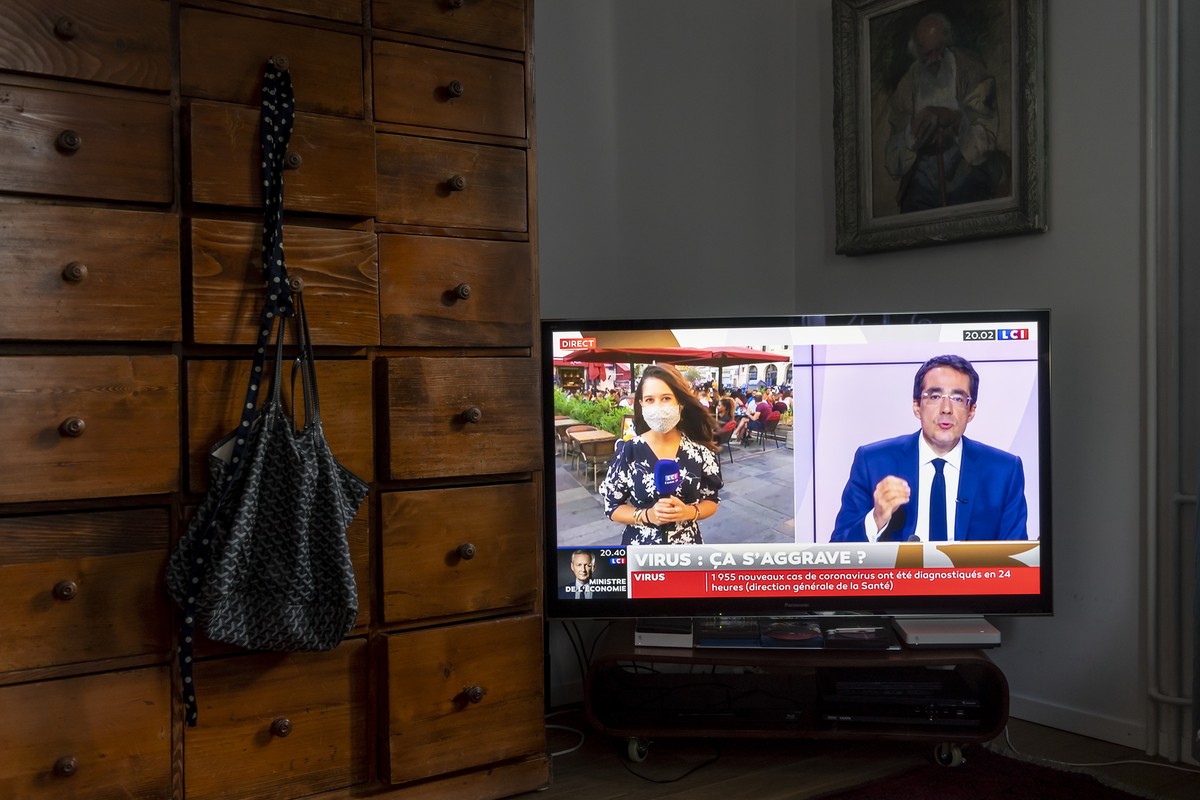 Darius Rochebin, le presentateur de television suisse parle pendant sa nouvelle emission "Le 20h00 de Darius Rochebin" sur la chaine francaise d'information LCI le lundi 24 aout 2020 a  ...
