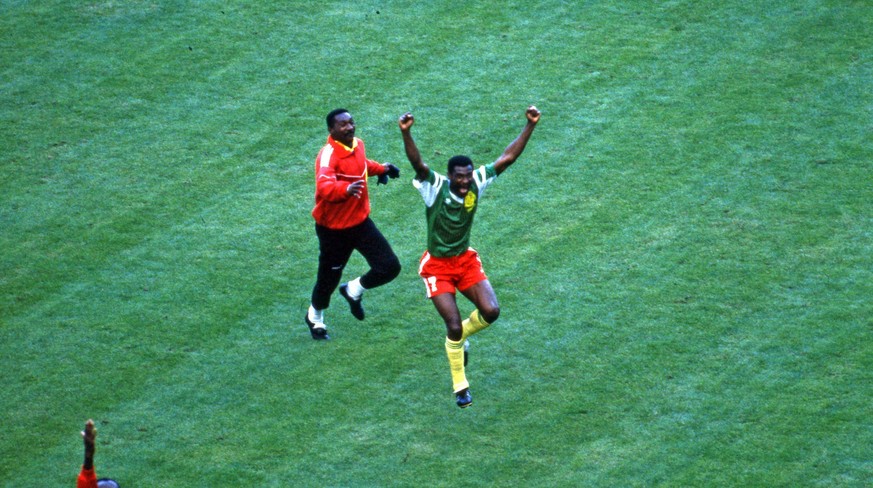 WM 1990 Argentinien - Kamerun Italien, Mailand, 08.06.1990, Fussball, FIFA WM 1990 in Italien, Argentinien - Kamerun 0:1: re. Francois Omam-Biyik Kamerun Jubel Tor 0:1 Oman-Biyik. *** World Cup 1990 A ...