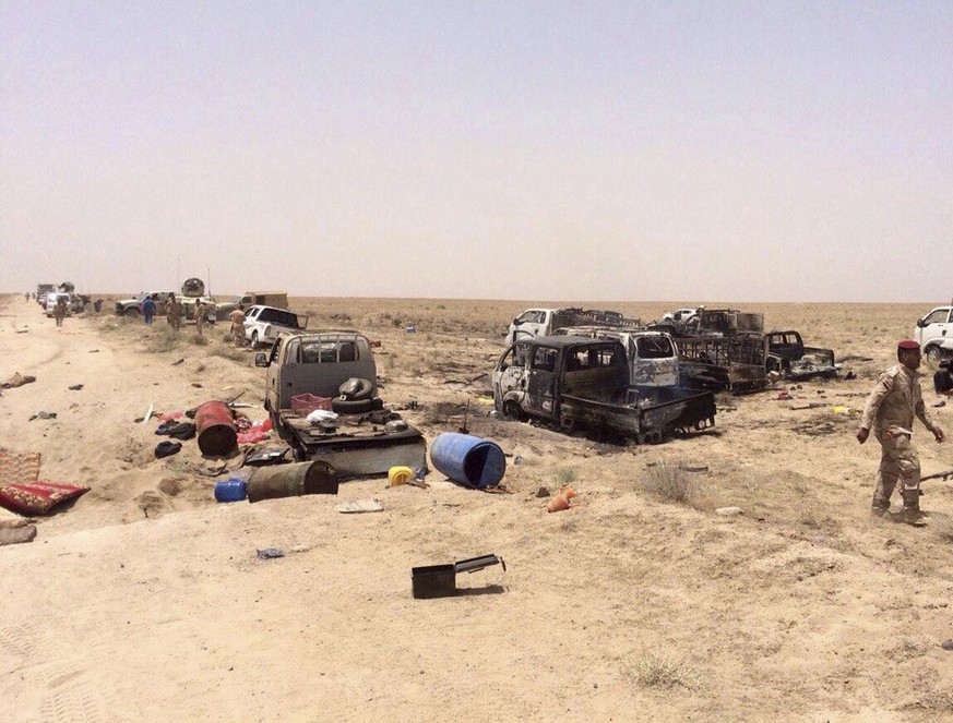 Falludscha: Ein irakischer Soldat inspiziert zerstörte Fahrzeuge der Terrormiliz «IS».