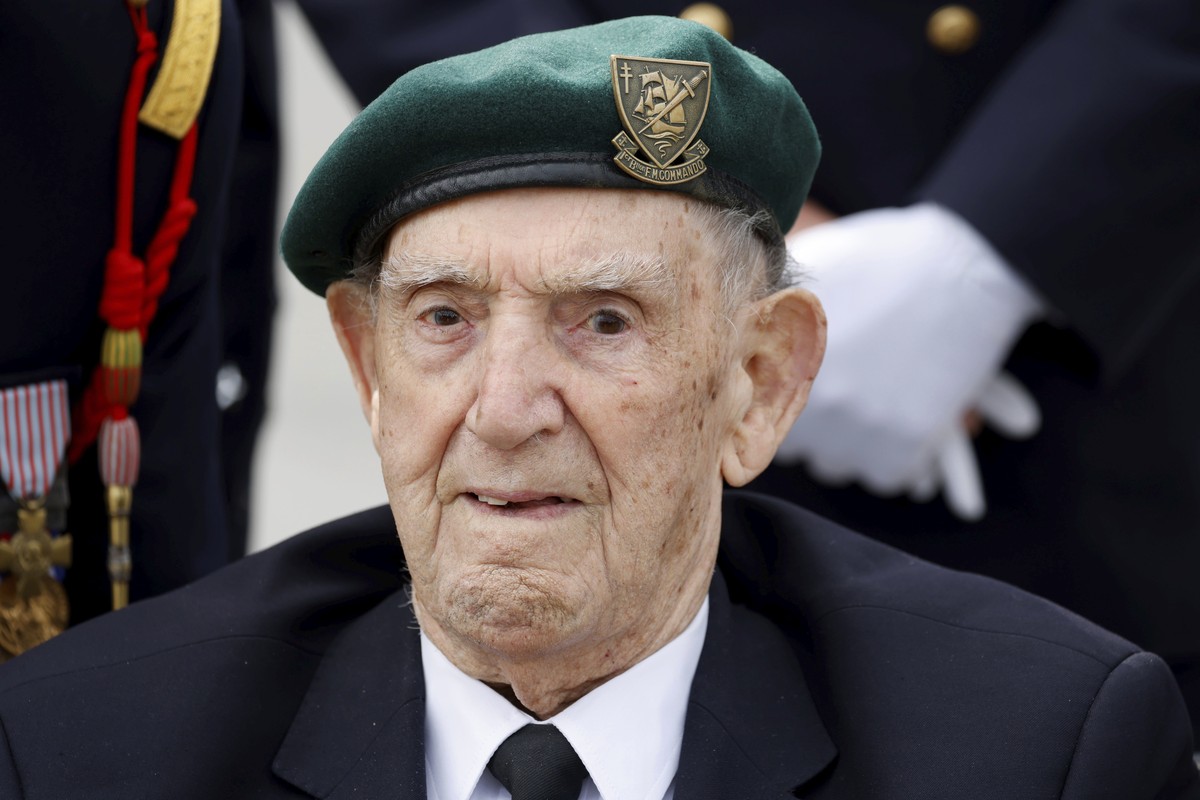 FILE - French WWII veteran of the Commando Kieffer Leon Gautier attends a ceremony in tribute to the 177 French members of the "Commando Kieffer" Fusiliers Marins commando unit who took part ...