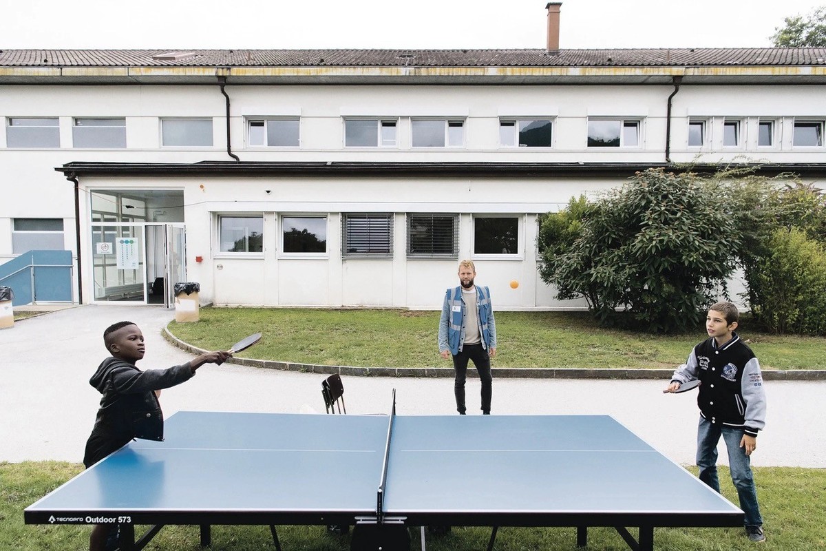 De très jeunes réfugiés jouent au ping-pong au Centre fédéral d'asile de Boudry.