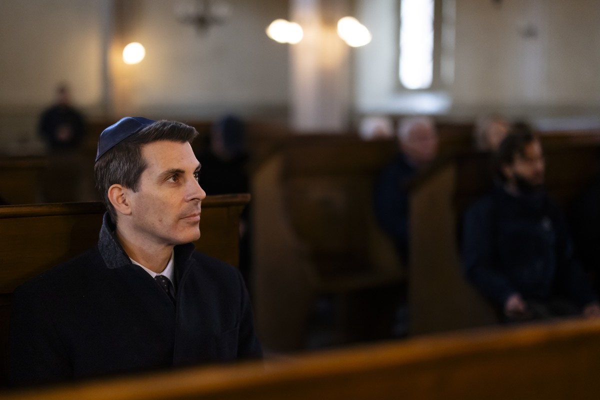 FDP-Parteipraesident und Staenderat Thierry Burkart, FDP-AG, besucht die Synagoge Endingen, anlaesslich eines Besuchs der Israelischen Botschafterin Ifat Reshef in Endingen und Lengnau, am Dienstag, 2 ...