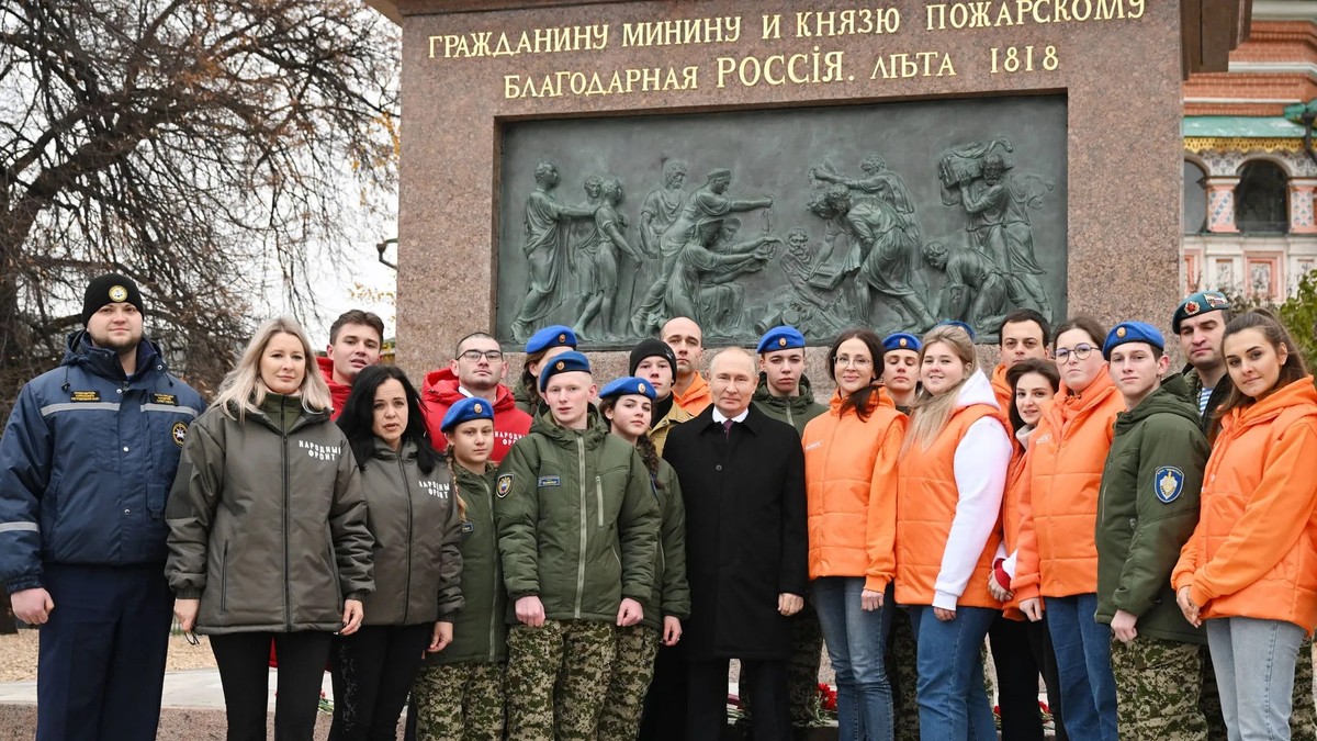 Vladimir Poutine en compagnie de jeunes devant un monument. Le régime actuel glorifie le passé impérial de la Russie.