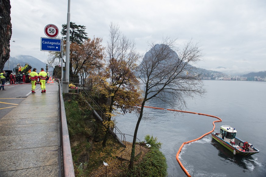 Ein Boot der Feuerwehr an der Ungluecksstelle bei an der Via Riviera in Castagnola, wo am Donnerstagmorgen ein Fahrzeug in den Luganersee gestuerzt ist, aufgenommen am Donnerstag, 24. November 2016 in ...