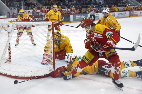 Biels Alexander Yakovenko, vorne, kaempft um den Puck mit Langnaus Bastian Guggenheim, im Eishockey Meisterschaftsspiel der National League zwischen EHC Biel und SCL Tigers, am Freitag, 28. Oktober 20 ...