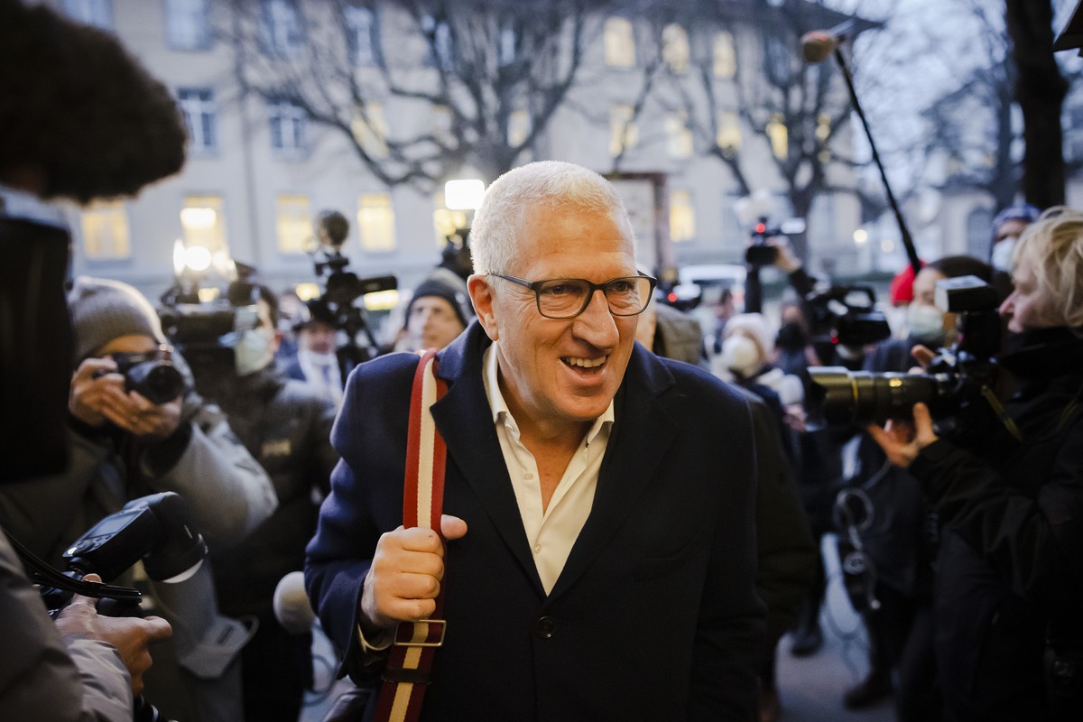Der ehemalige Raiffeisenchef Pierin Vincenz erscheint zum Raiffeisen-Prozess des Zuercher Bezirksgerichts vor dem Volkshaus, am Dienstag, 25. Januar 2022, in Zuerich. Die Staatsanwaltschaft wirft dem  ...