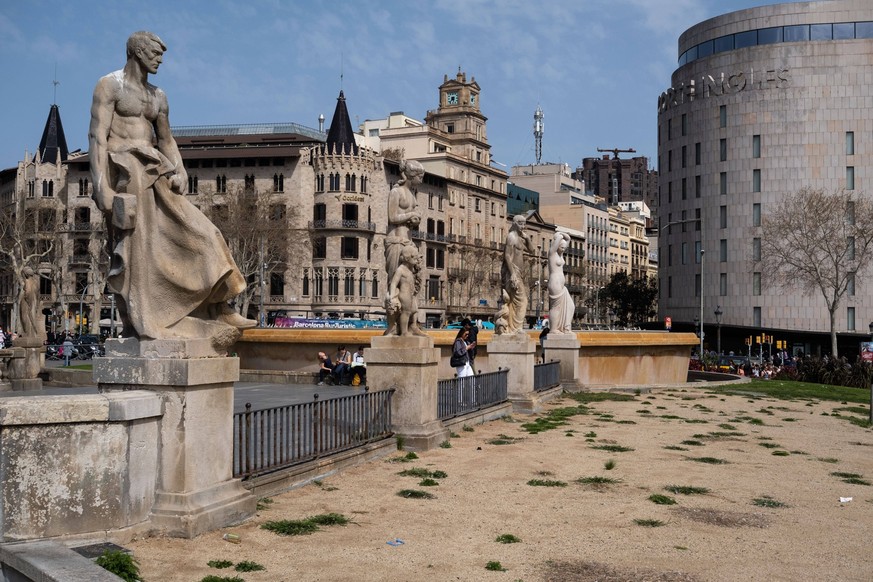 March 19, 2024, Barcelona, ​​​​Catalonia, Spain: A large area of ​​dry land can be seen in Plaza de Catalunya due to lack of irrigation.  Due to water restrictions due to drought and despite the efforts of…
