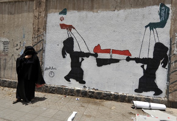 Das Wandbild in Sanaa kritisiert den «Stellvertreterkrieg» von Iran und Saudi-Arabien im Jemen.