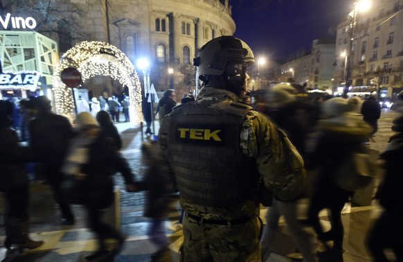 epa06395853 A police officer of the Counter Terrorism Centre (TEK) is on patrol in front of the entrance of the Christmas market titled &#039;Advent Feast at the Basilica&#039; next to the St. Stephen ...