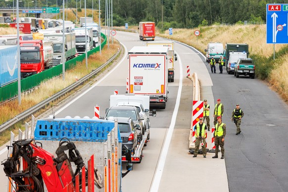 epa12221884 Border Guard officers control vehicles at the Polish-German road border crossing in Jedrzychowice-Ludwigsdorf, Lower Silesian Voivodeship, Poland, 07 July 2025. Temporary border checks wer ...