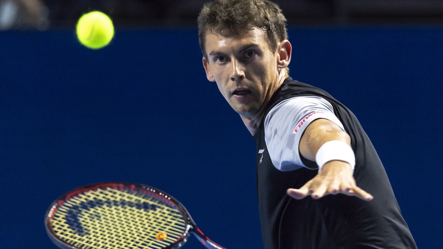 epa07112115 Switzerland&#039;s Henri Laaksonen in action during his first round match against Italy&#039;s Marco Cecchinato at the Swiss Indoors tennis tournament at the St. Jakobshalle in Basel, Swit ...