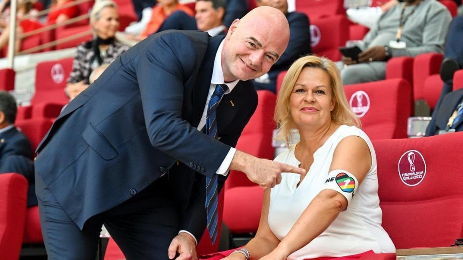 Gianni Infantino mit Nancy Faeser und der One-Love-Binde.