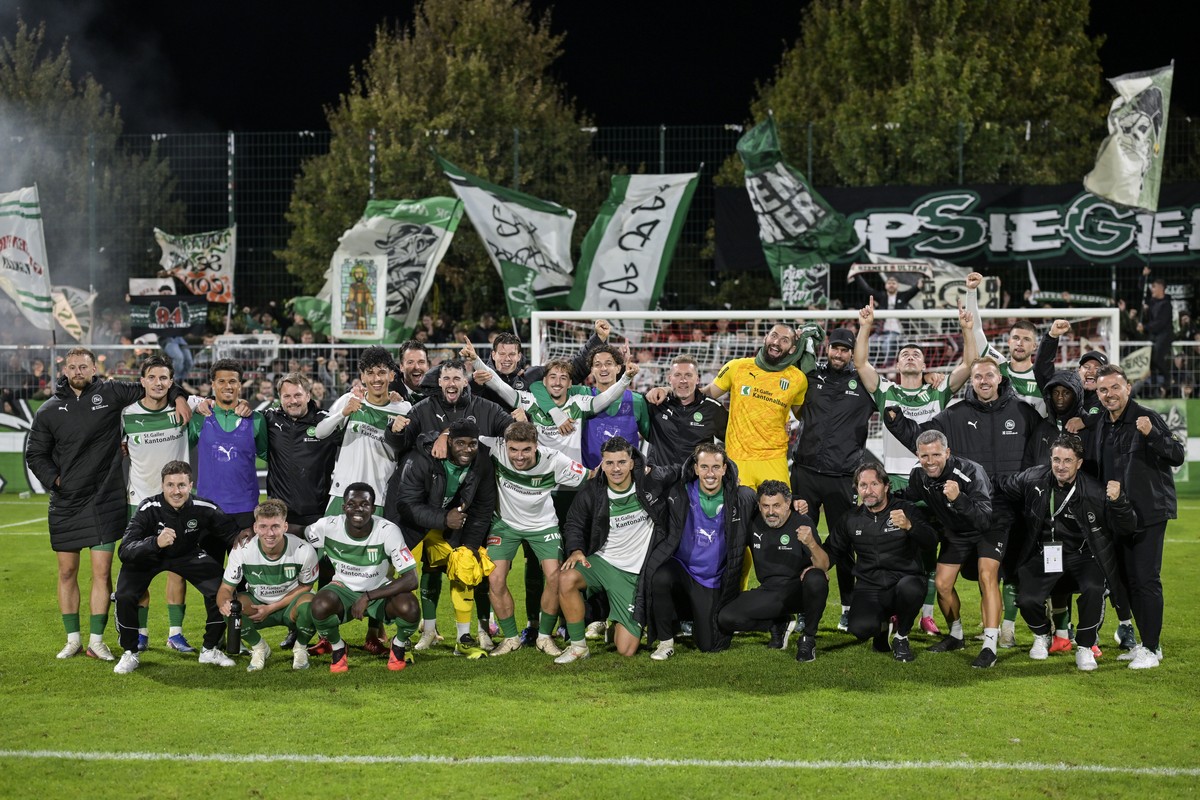 Die St. Galler posieren nach dem Sieg vor ihren Fans im Sechzehntelfinal im Schweizer Cup Fussballspiel zwischen dem FC Rapperswil-Jona (RAP) und dem FC St. Gallen (SG), am Freitag, 16. Oktober 2026 i ...