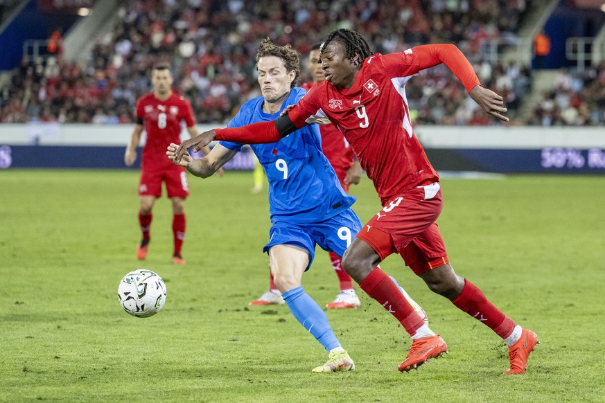 epa13279474 Switzerland's Johan Manzambi (R) and Tjas Begic of Slovenia in action during the UEFA Nations League soccer match between Switzerland and Slovenia, in Lucerne, Switzerland, 03 October ...