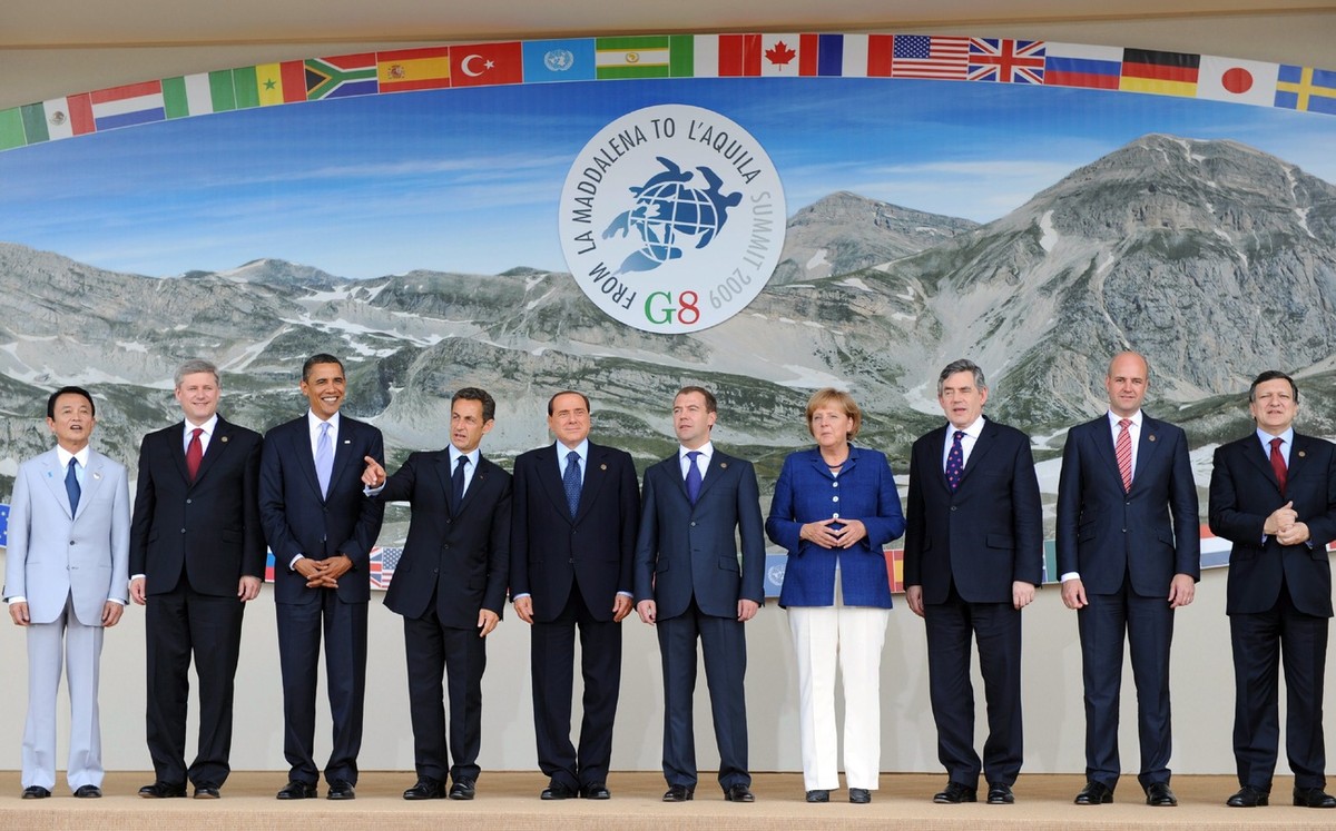 epa01787810 The Heads of Government of Japan, Taro Aso (L-R), of Canada, Stephen Harper, of USA, Barack Obama, of France, Nicolas Sarkozy, of Italy, Silvio Berlusconi, of Russia, Dmitry Medvedev, of G ...