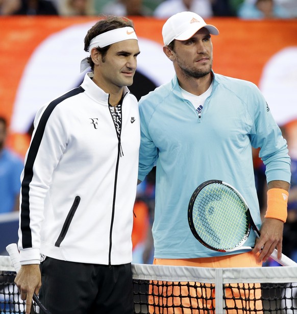 Switzerland&#039;s Roger Federer, left, and Germany&#039;s Mischa Zverev pose for a photo prior to their quarterfinal at the Australian Open tennis championships in Melbourne, Australia, Tuesday, Jan. ...