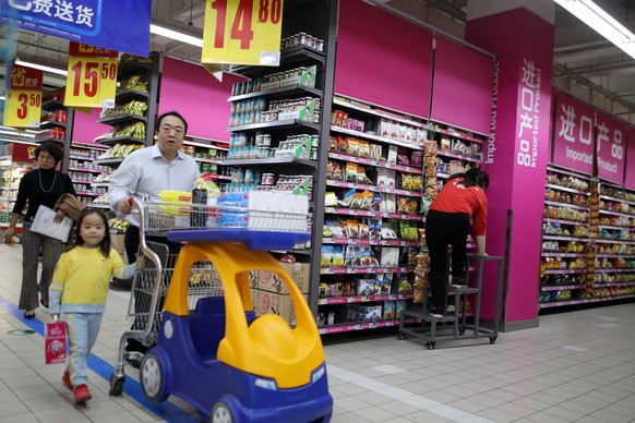 epa06641627 Chinese consumer walk by imported foods zone at a supermarket in Beijing, China, 02 April 2018. China has imposed tariffs of 15 percent and 25 percent on 128 US imports according to the di ...