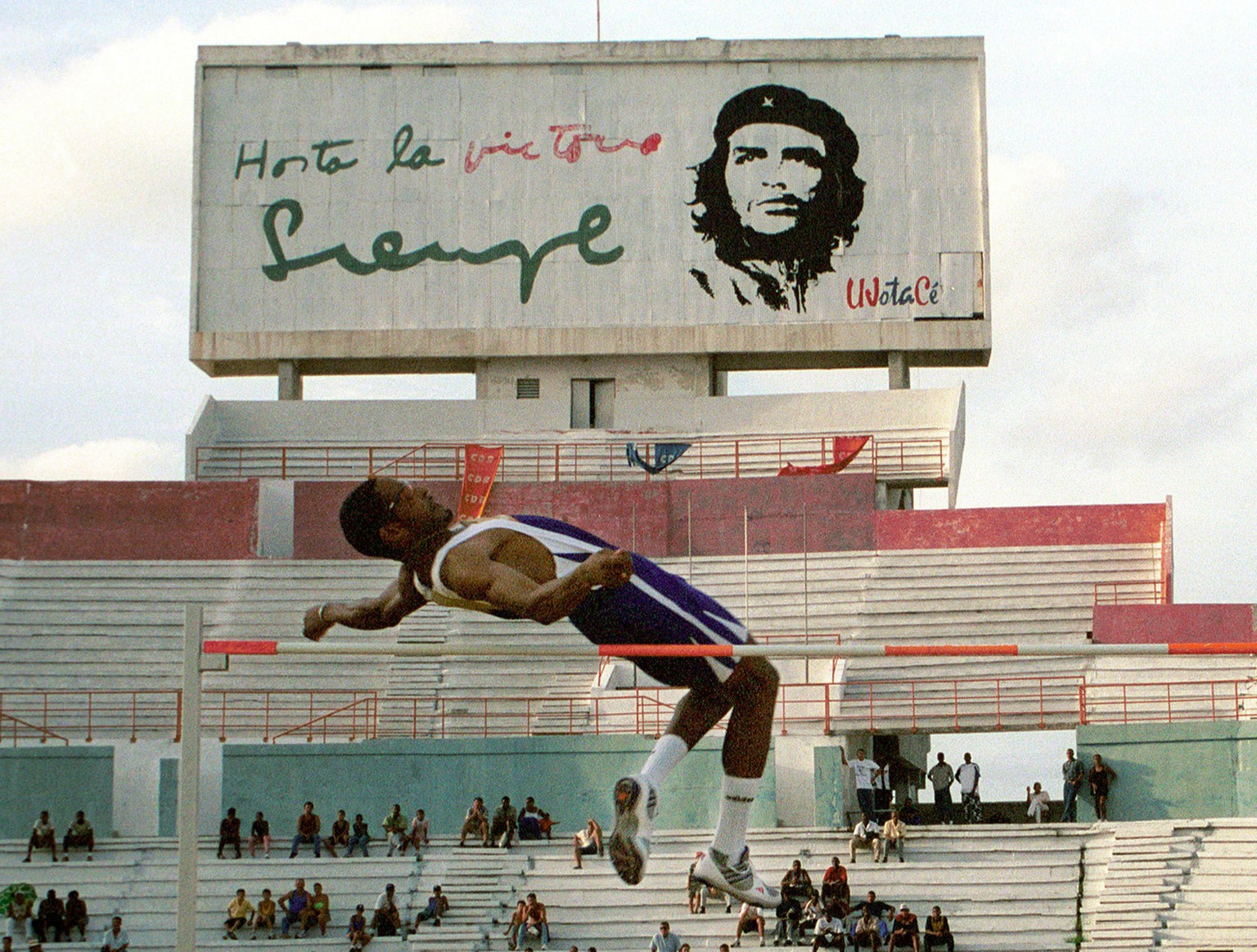 Javier Sotomayor trainiert im Stadion von Havanna.