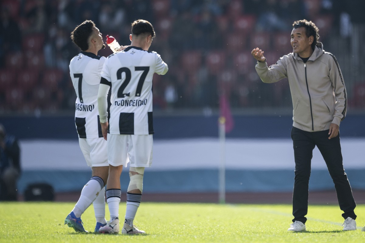 Trainer Ricardo Moniz (FCZ), rechts, spricht zu Bledian Krasniqi und Rodrigo Conceicao im Fussball Meisterschaftsspiel der Super League zwischen Zuerich, FCZ, und FC Lugano, LUG, im Letzigrund, am Son ...