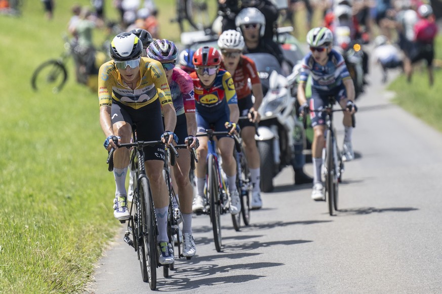 epa12176921 Movistar Team rider Marlen Reusser of Switzerland (L, yellow jersey) competes during the fourth and final stage of the Tour de Suisse Women, a 129.4 km race with start and finish in Kuessn ...
