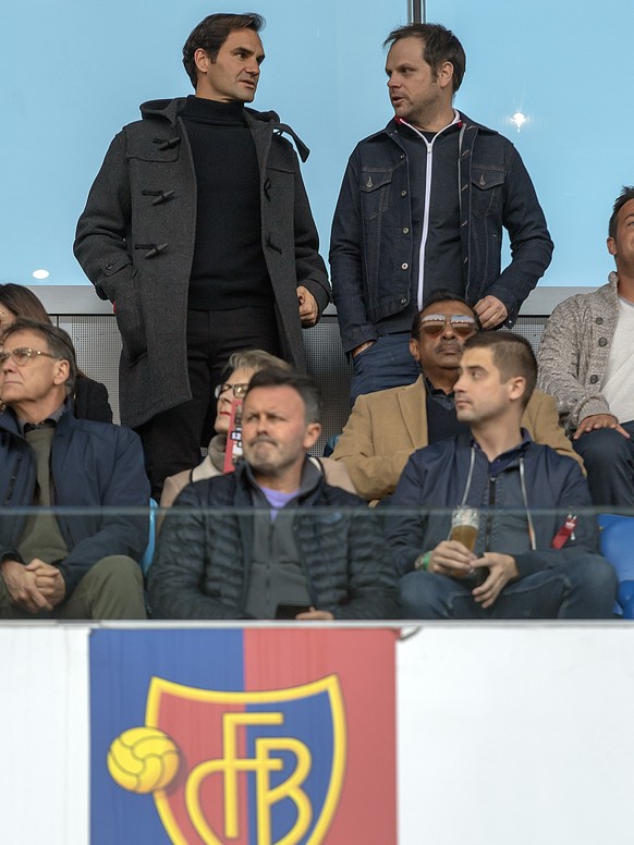Roger Federer, links, und Severin Luethi rechts, als Zuschauer beim Fussball Meisterschaftsspiel der Super League zwischen dem FC Basel 1893 und Neuchatel Xamax FCS im Stadion St. Jakob-Park in Basel, ...
