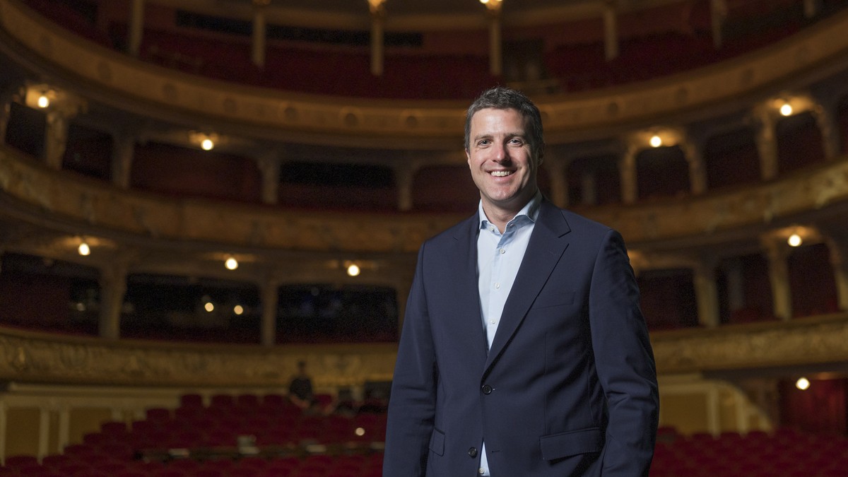 Der designierte Intendant des Zuercher Opernhauses Matthias Schulz posiert fuer ein Portrait im Saal des Opernhauses, am Donnerstag 10. April 2025 in Zuerich. (KEYSTONE/Til Buergy)