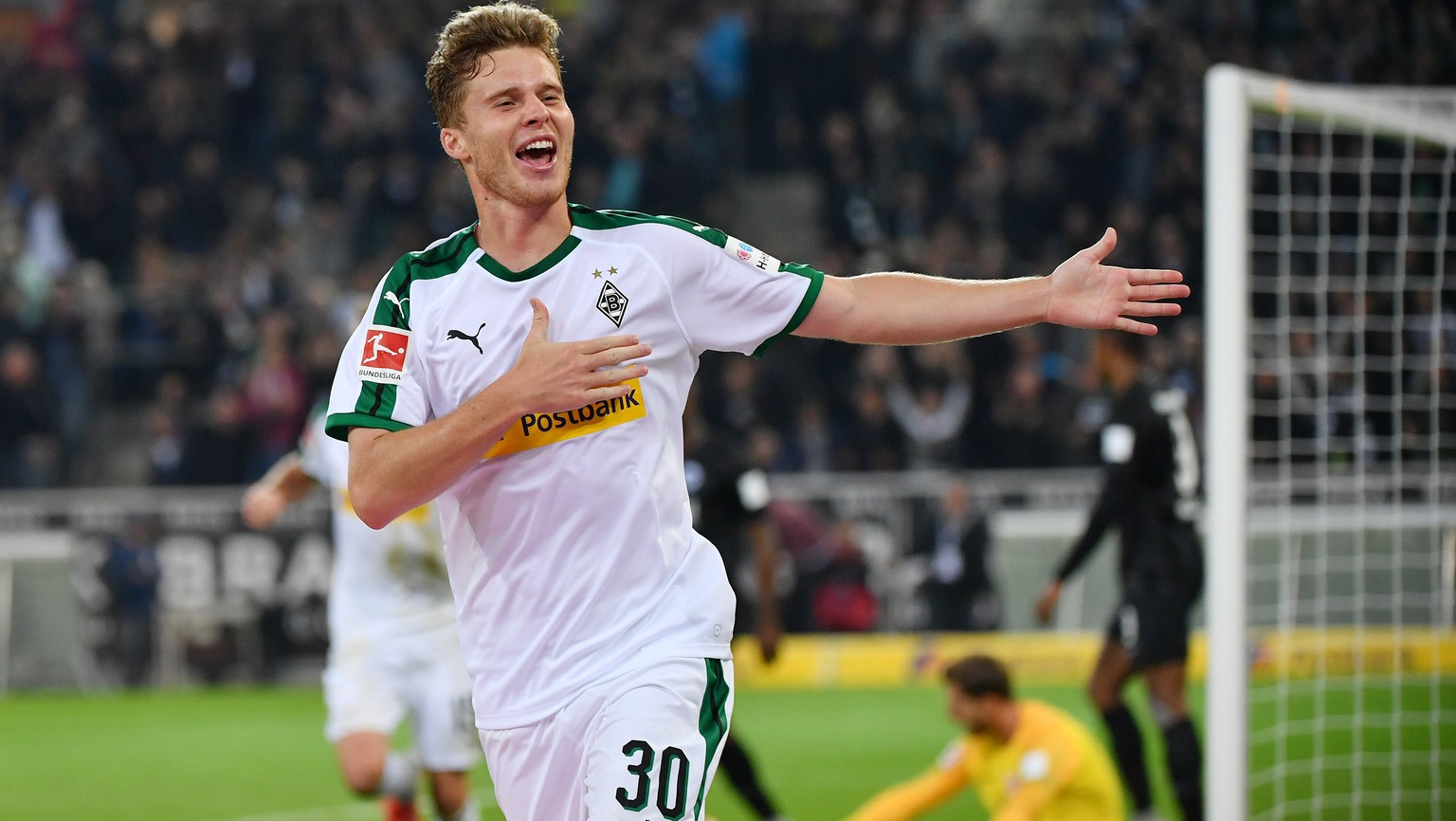 epa07049493 Moenchengladbach&#039;s Nico Elvedi celebrates after scoring a goal during the German Bundesliga soccer match between Borussia Moenchengladbach and Eintracht Frankfurt in Moenchengladbach, ...