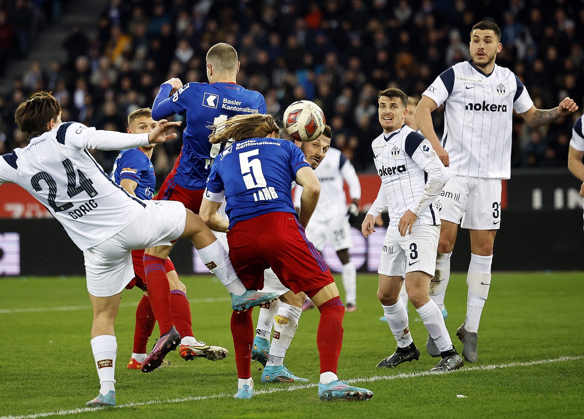 Basels Michael Lang, Mitte, schiesst das 3:2 beim Fussballspiel der Super League zwischen dem FC Zuerich und dem FC Basel, FCB, im Letzigrund Stadion, am Sonntag, 27. Februar 2022 in Zuerich.(KEYSTONE ...