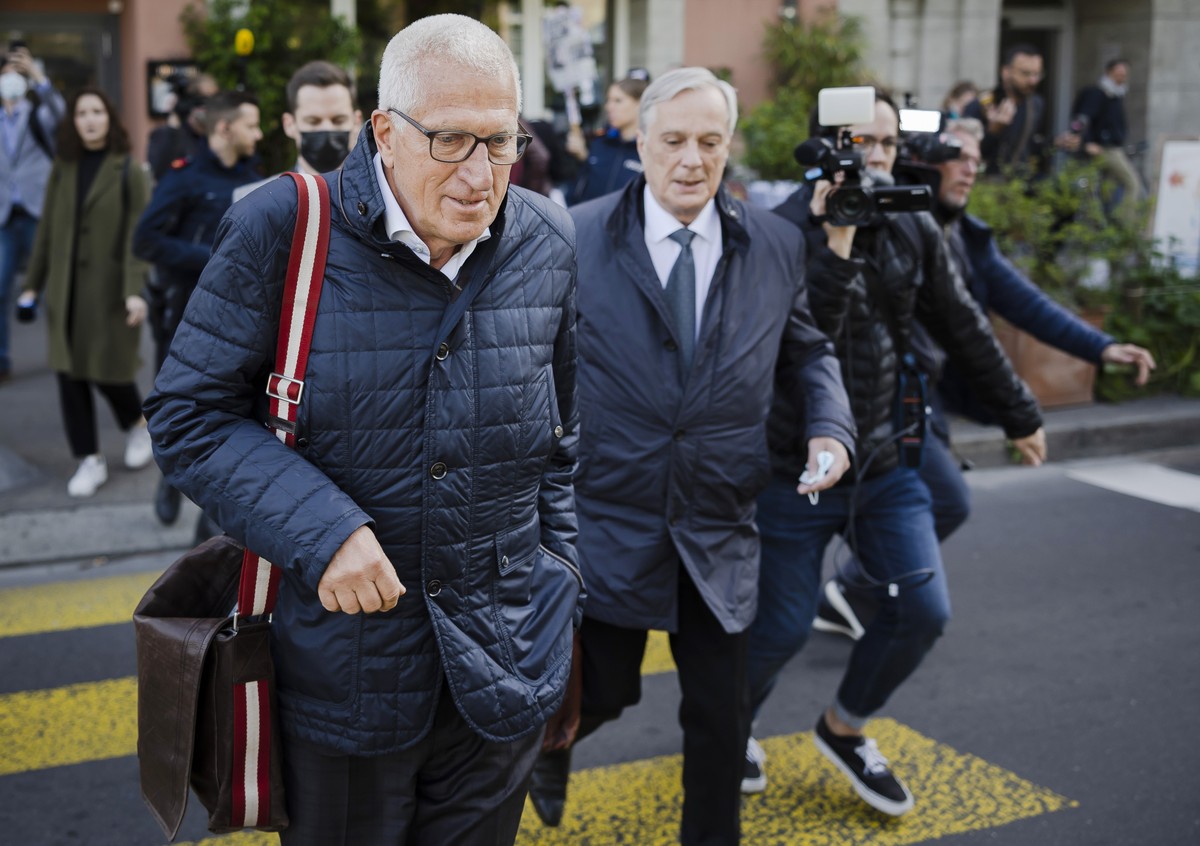 Der ehemalige Raiffeisenchef Pierin Vincenz, links, verlaesst mit Anwalt Lorenz Erni die Urteilseroeffnung des Raiffeisen-Prozesses des Zuercher Bezirksgerichts, am Mittwoch, 13. April 2022 vor dem Vo ...