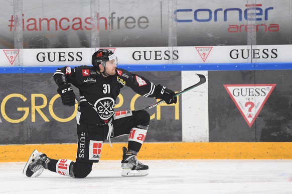 Lugano&#039;s player Lukas Klok center celebrates the 1 - 1 goal, during the preliminary round game of National League A (NLA) Swiss Championship 2022/23 between, HC Lugano against EHC Kloten at the C ...