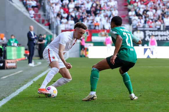 im Zweikampf, Aktion, mit Ruben Vargas 16 FC Augsburg, Felix Agu 27 SV Werder Bremen, FC Augsburg vs. SV Werder Bremen, Fussball, 1. Bundesliga, 31. Spieltag, 27.04.2024 DFB regulations prohibit any u ...
