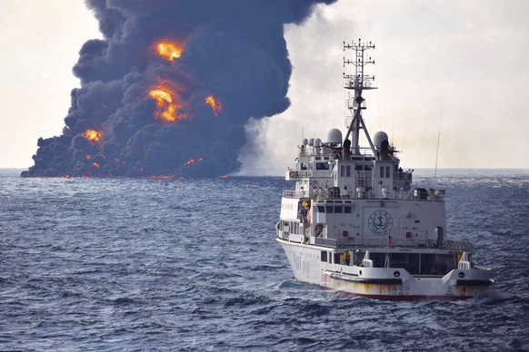 epa06440213 A handout photo made available by the Transport Ministry of China on 15 January 2018 shows the fire on the Panama-registered tanker &#039;Sanchi&#039; after a collision with Hong Kong-regi ...