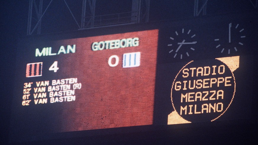 SAN SIRO TABELLONE CON RISULTATO FINALE QUATTRO GOL MARCO VAN BASTEN CHAMPIONS LEAGUE 1992-93 MILAN-GOTEBORG 4-0 PUBLICATIONxNOTxINxITA