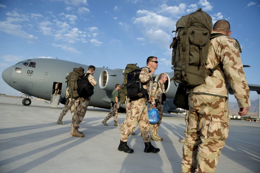 Ungarische Soldaten treten ihren Dienst in Afghanistan an (18.05.2016).